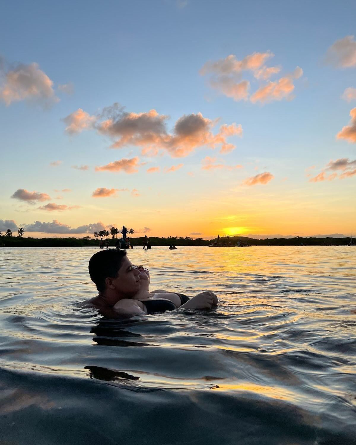 Guilherme, do BBB 25, aproveita o pôr do sol romântico em Pontal de Maracaípe, Pernambuco.; Reprodução: Globo