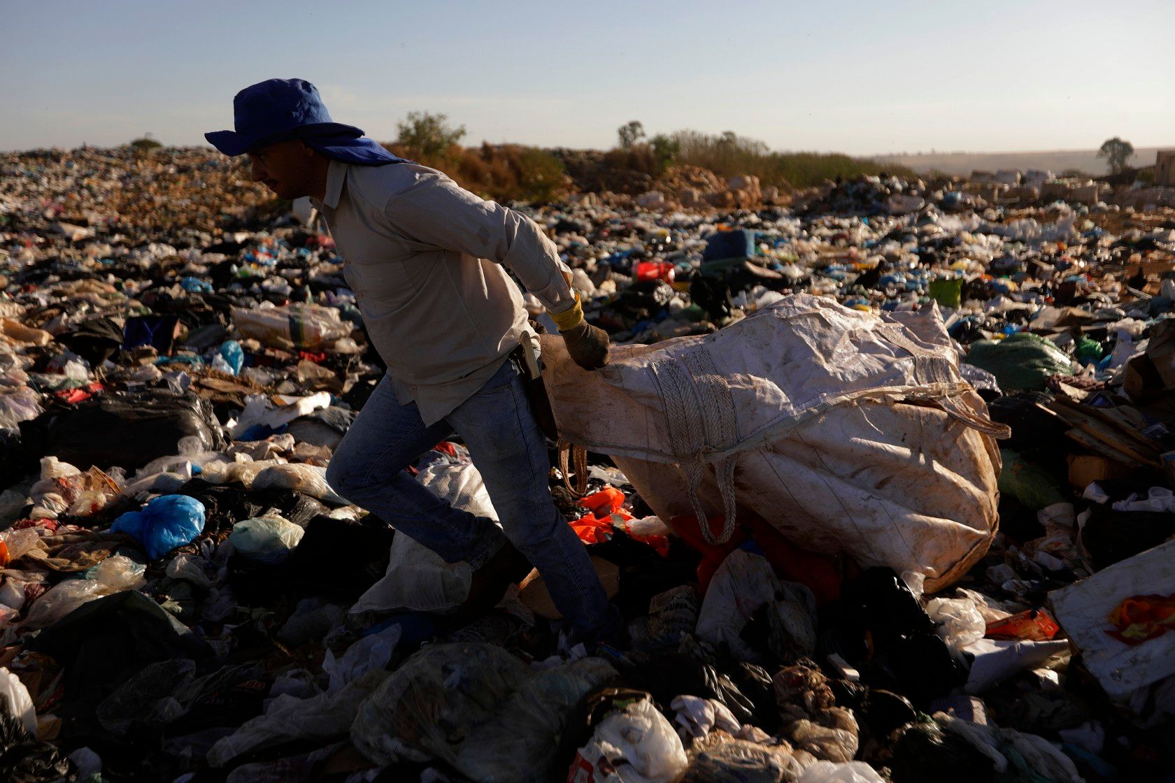 Lixão em Curuçá, próximo à COP30, evidencia falhas na Política Nacional de Resíduos Sólidos. Reprodução: Globo