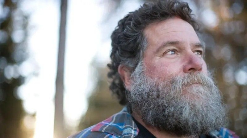 A barba humana pode abrigar micróbios; manter a higiene diária é essencial para a saúde. Legenda da imagem. Reprodução: Globo