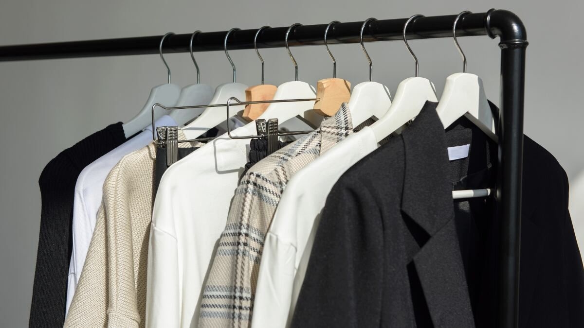 Gabardina, blazer, camisas e botas: o básico do armário cápsula para o outono. Reprodução: Retorno do item 11