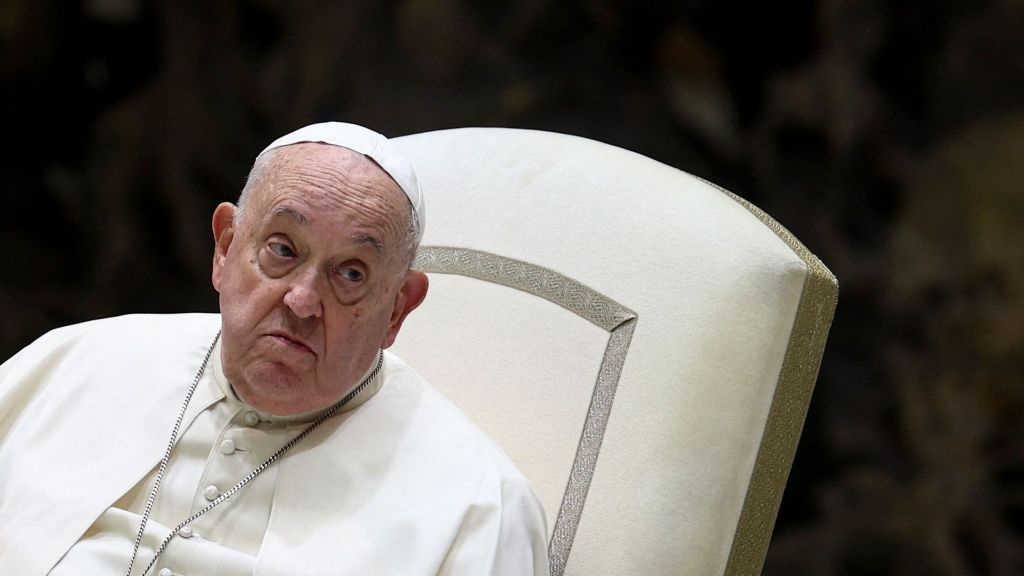 Papa Francisco recebe ventilação mecânica no hospital