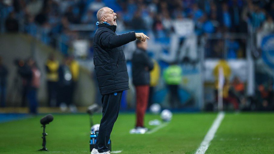 Presidente do Grêmio, Alberto Guerra, reafirma apoio ao treinador Mano Menezes em reunião no Rio de Janeiro. Legenda da imagem. Reprodução: iG