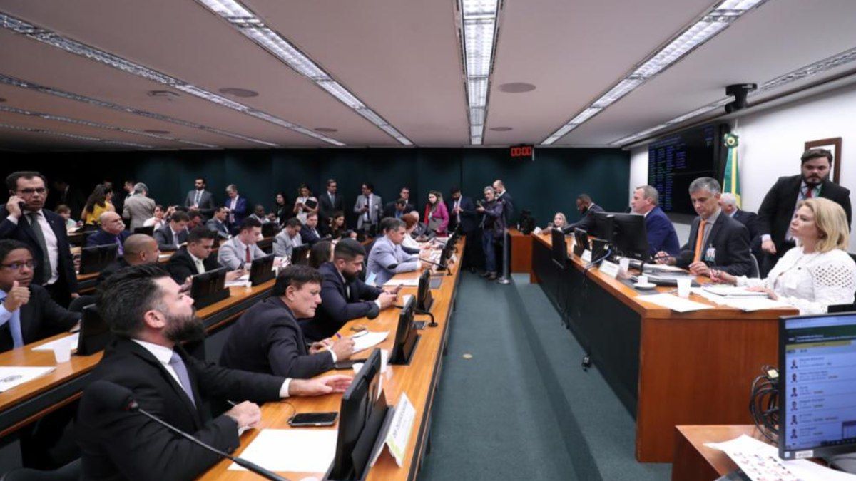 Avanço de projeto que autoriza servidores e oficiais de justiça caminha na Câmara dos Deputados. Reprodução: UOL