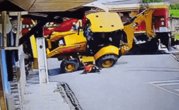 Trator capota após colisão com VLT em Rio Largo, deixando um homem ferido. Reprodução: Redação