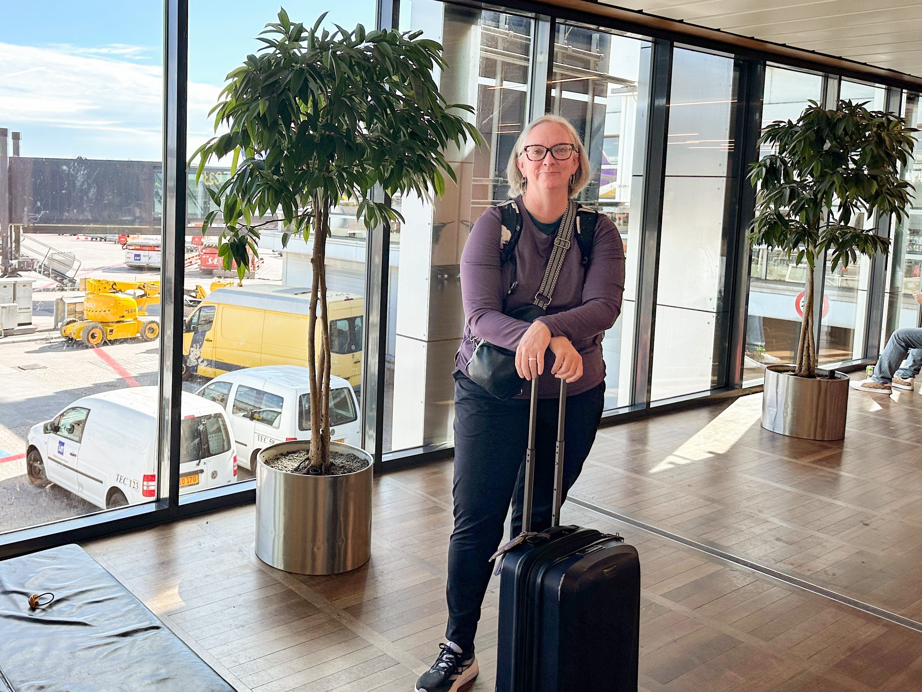 Kate Loweth e seu filho desfrutam de conforto em voo com o passe United Economy Plus.; Reprodução: Business Insider