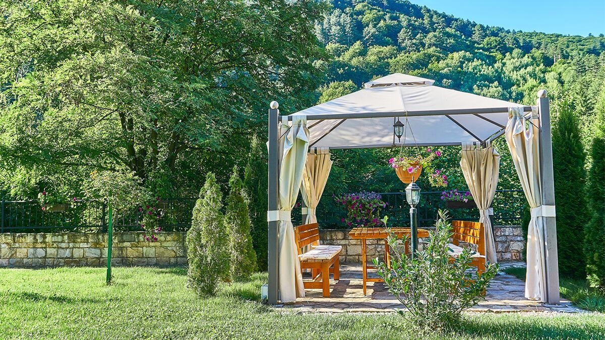 Pérgolas para jardim: proteção contra sol e chuva, aliando estética e espaço externo. Reprodução: El País