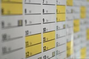 Calendário destaca dias úteis e feriados que impactam pagamentos em maio.