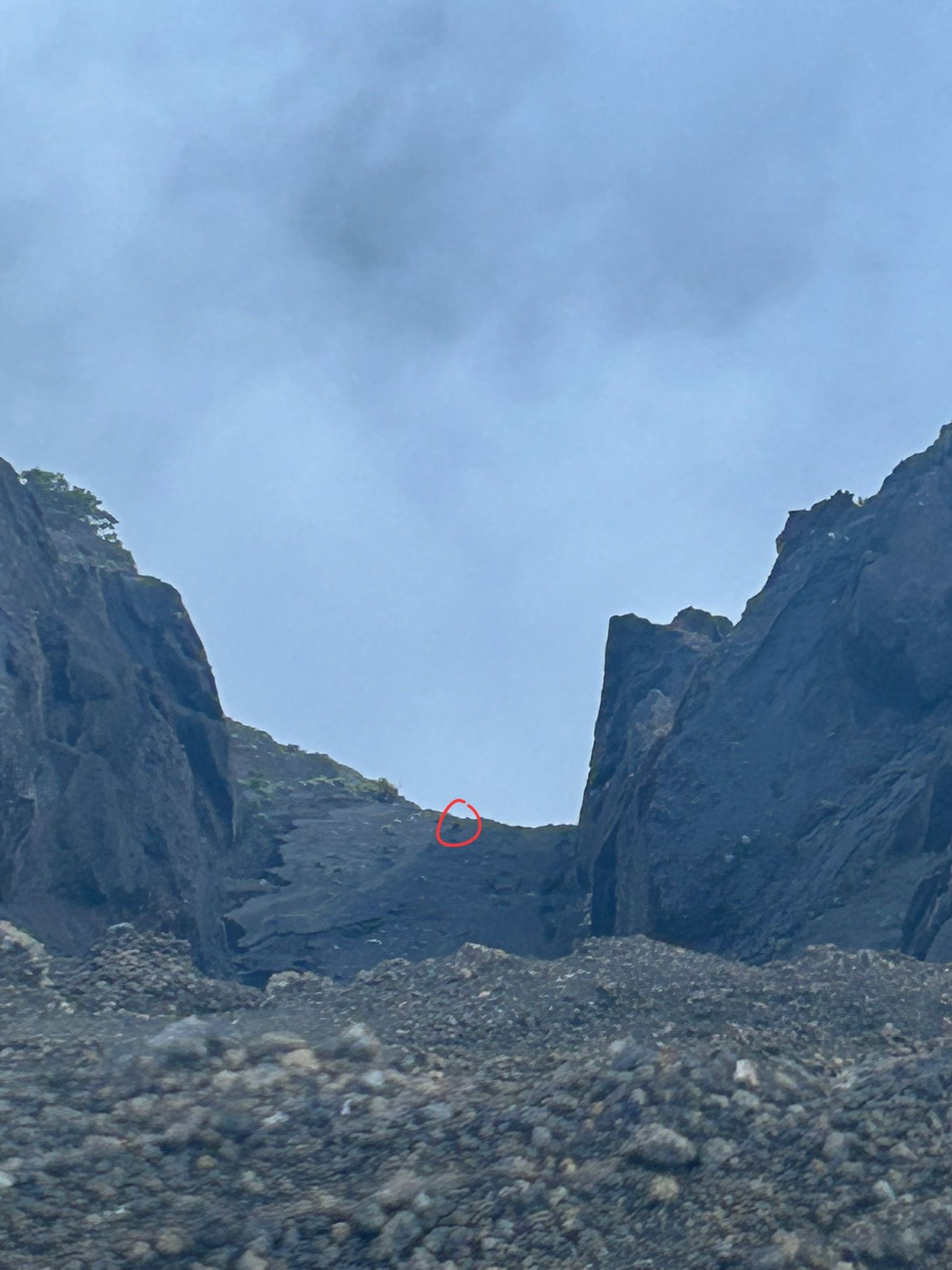Juliana Marins, brasileira, aguarda resgate após queda em trilha no vulcão Rinjani, na Indonésia. Reprodução: Globo.