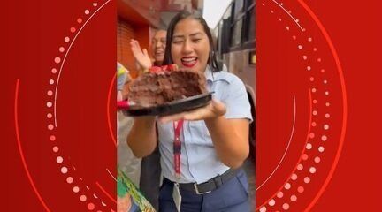 Passageiros da linha 5652 promovem café da manhã coletivo e celebrações dentro do ônibus em São Paulo.; Reprodução: Globo