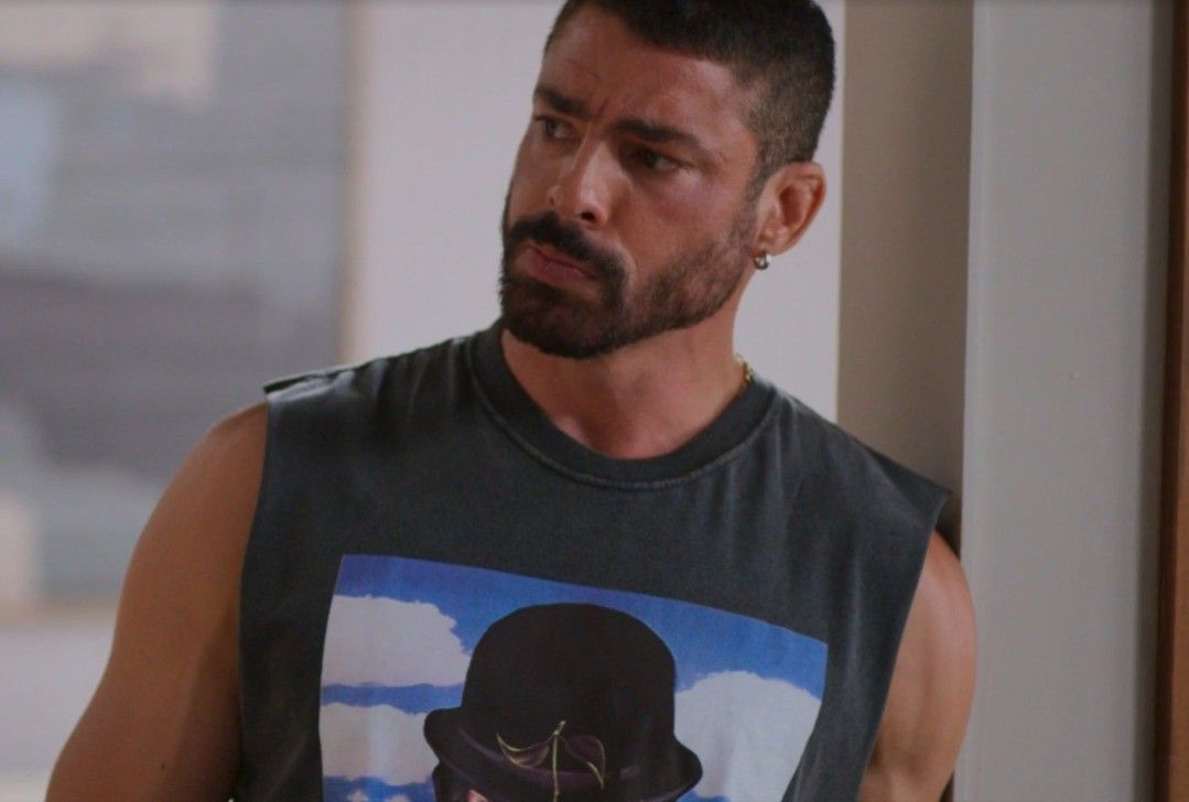César (Cauã Reymond) em cena de 'Vale tudo' após descoberta sobre possível herança. Legenda da imagem. Reprodução: O Globo