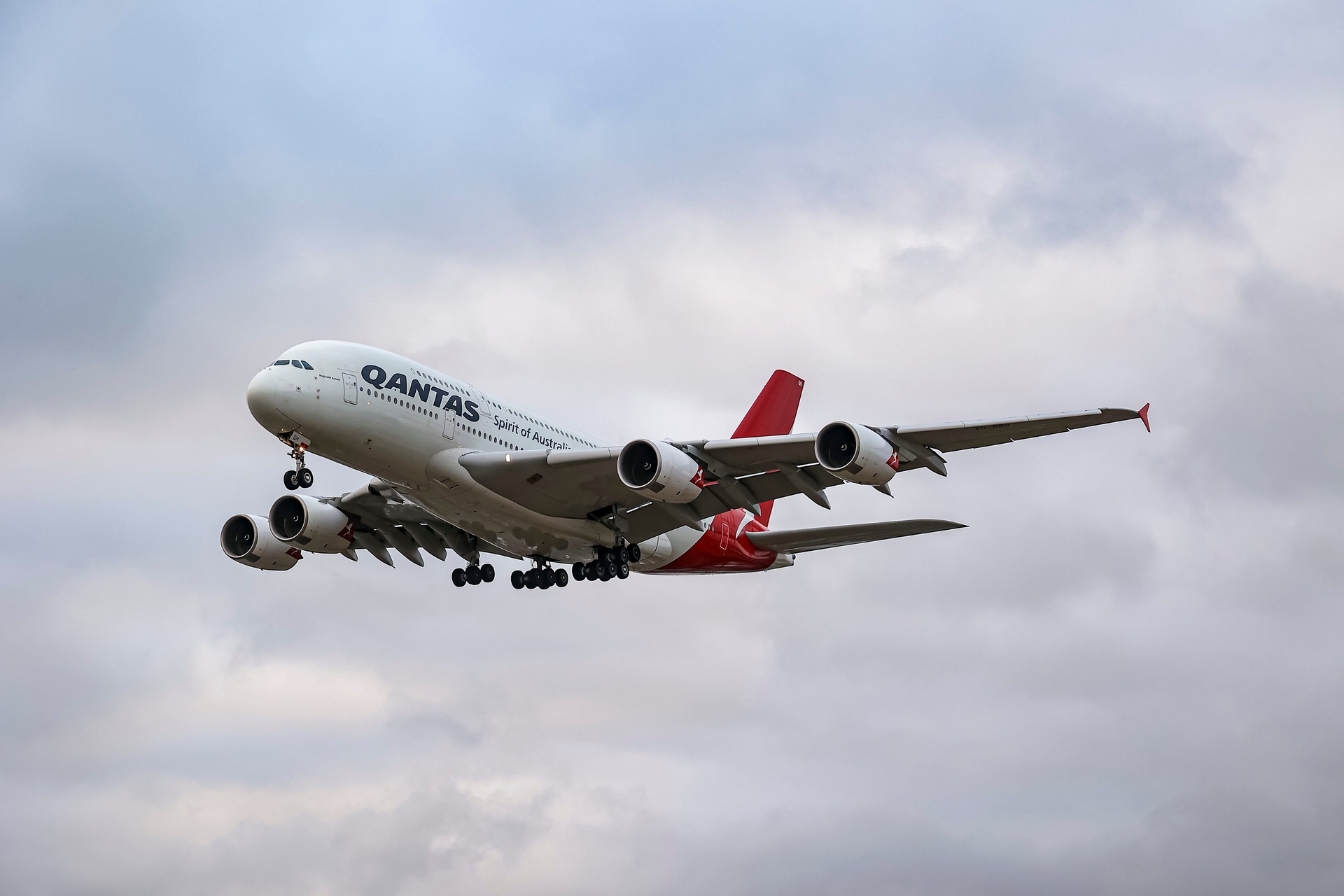 A380 da Qantas em aproximação para aterrissagem após voo que retornou à Austrália por falha de satélite. Reprodução: Retorno do item 11