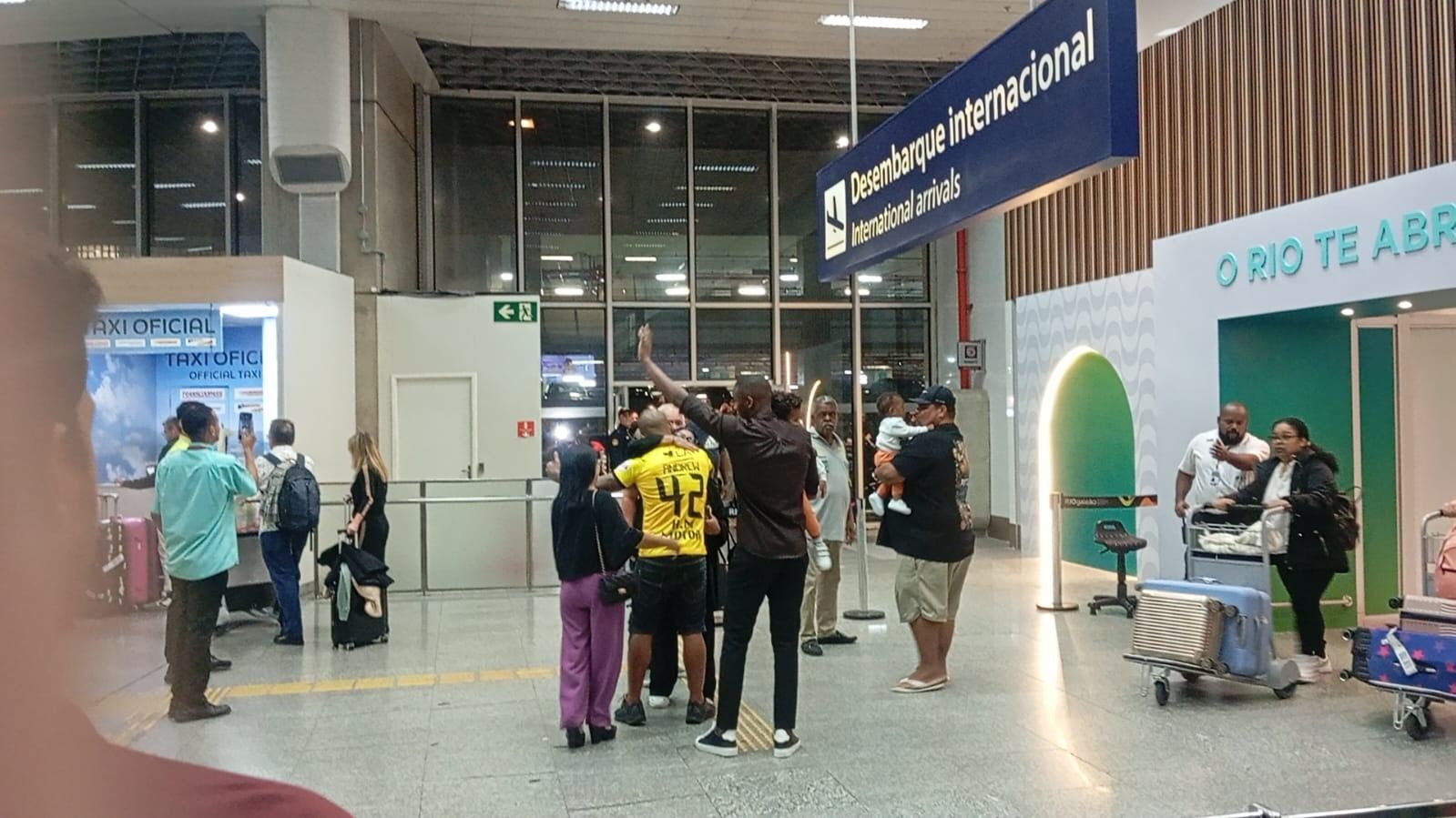 Andrew chega ao Rio para assinar com o Flamengo. Reprodução: Ge