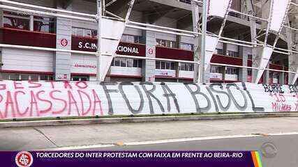 Torcedores se manifestam em frente ao Beira-Rio contra a situação de Bernabei no Inter. Reprodução: Globo