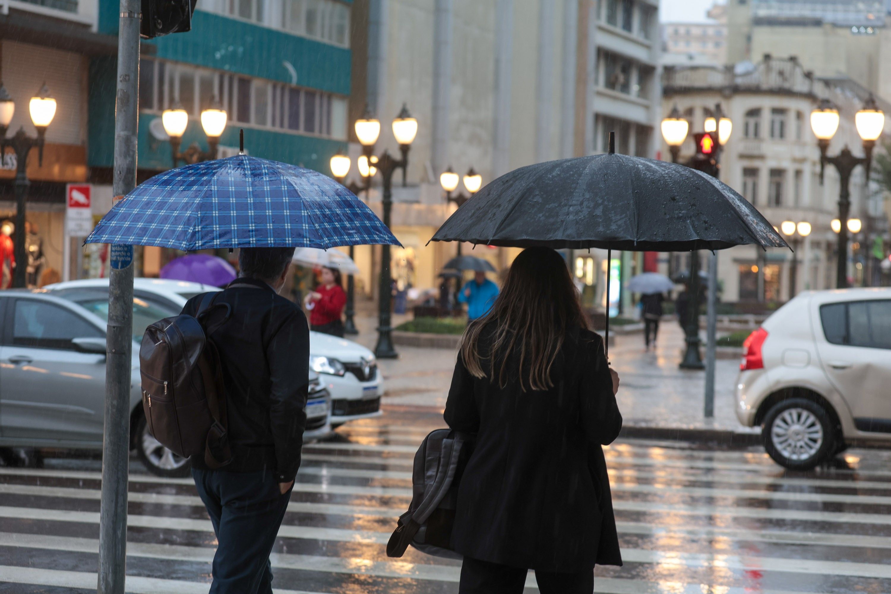 A frente fria traz chuva e queda de temperaturas no Sul e Sudeste do Brasil. Legenda da imagem. Reprodução: Geraldo Bubniak/AEN