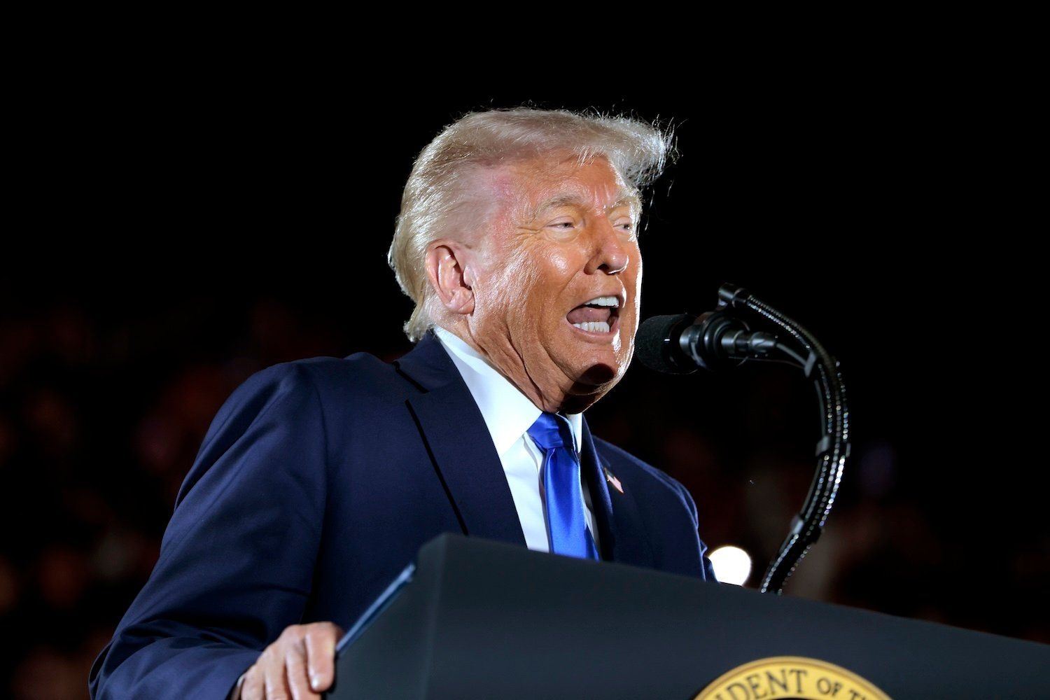 Donald Trump faz discurso para alunos graduados na Universidade do Alabama. Reprodução: Gizmodo