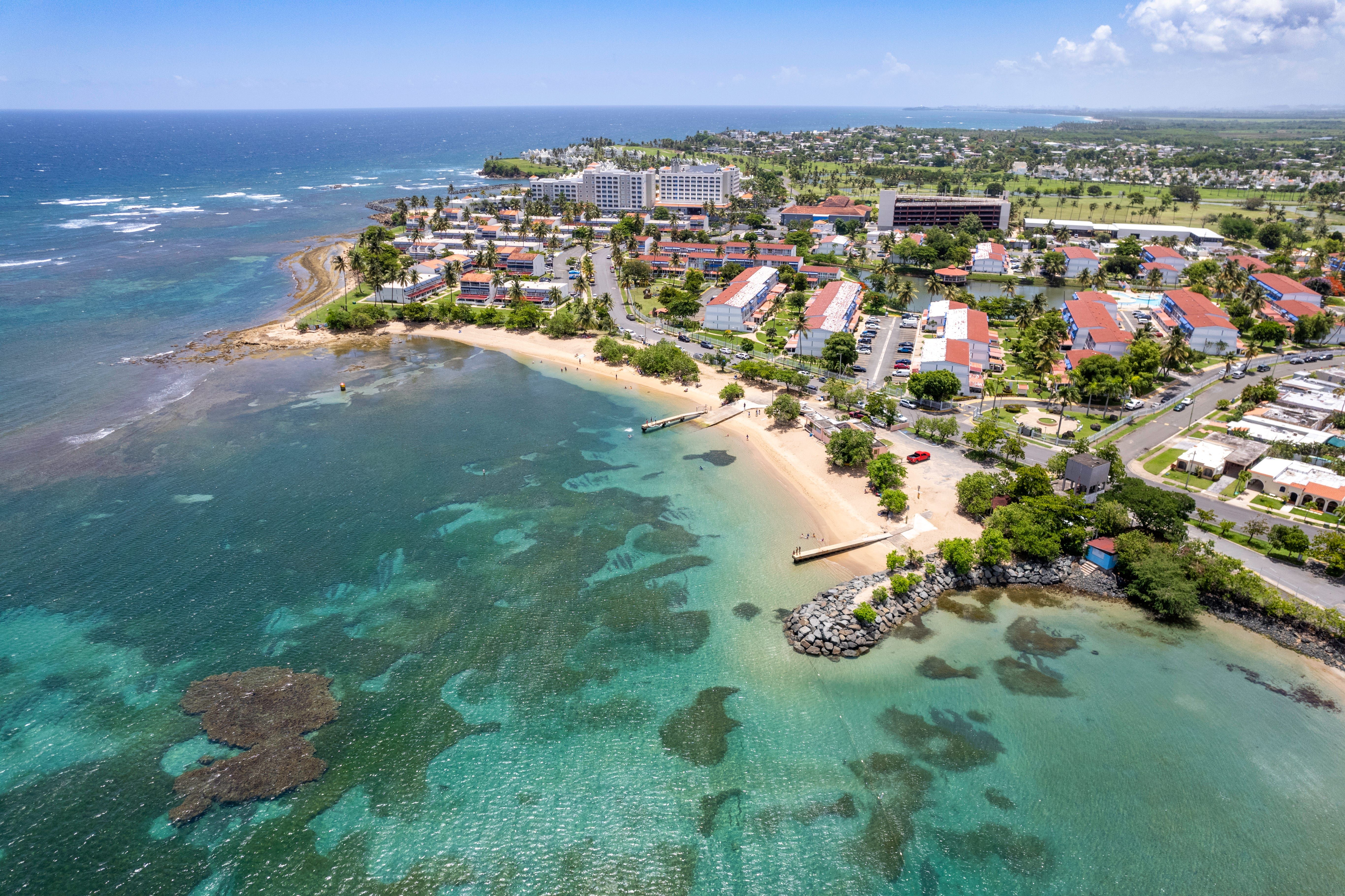 Vista aérea de Dorado Beach, Puerto Rico, cenário de traders buscando vantagens fiscais. Legenda da imagem. Reprodução: Retorno do item 11