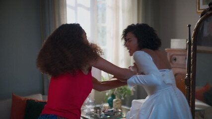 Raquel rasga o vestido de noiva de Fátima, culminando em um intenso conflito entre mãe e filha. Reprodução: Globo