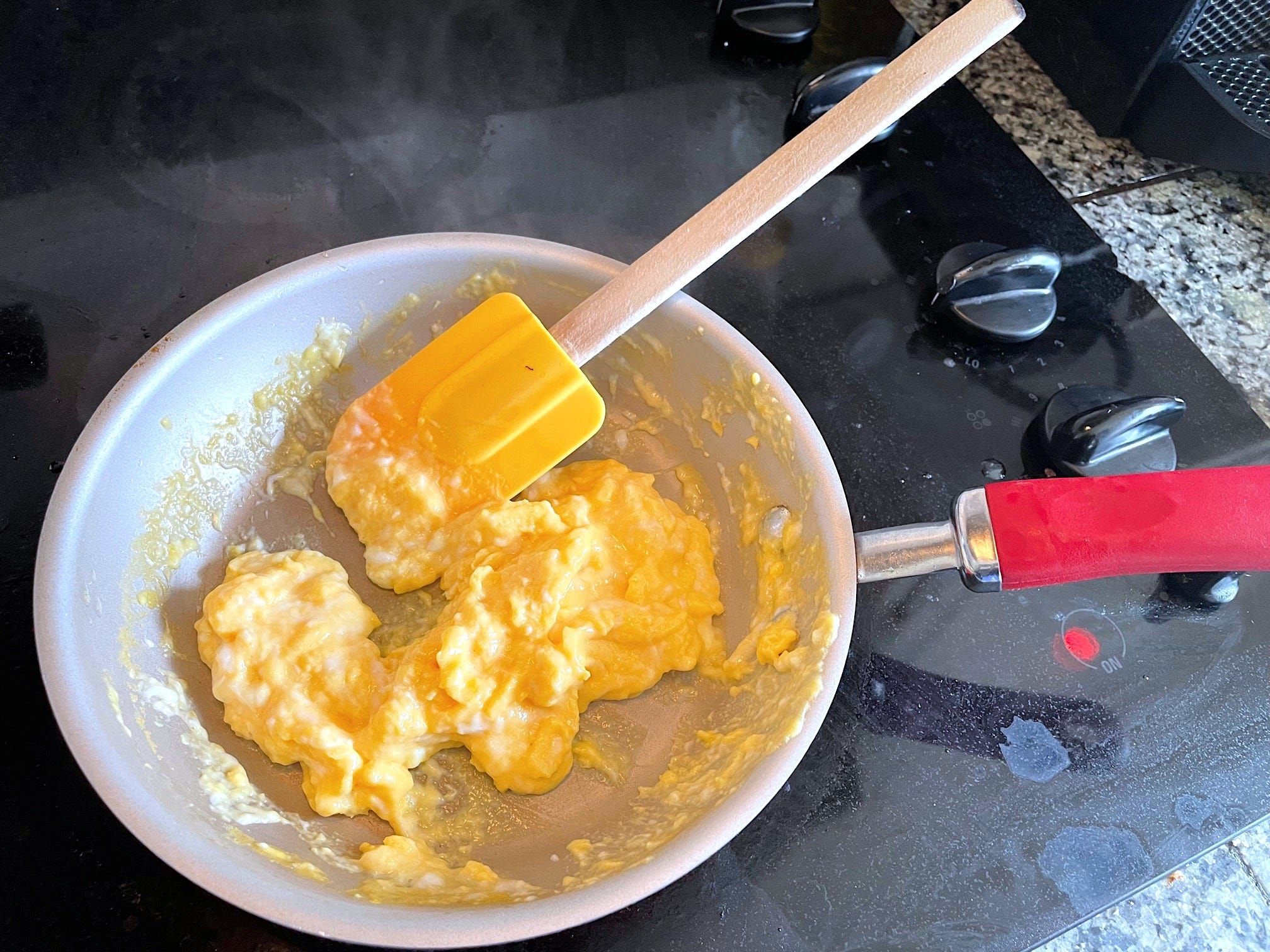 Martha Stewart revela seu truque com manteiga clarificada para fazer ovos mexidos perfeitos. Reprodução: Business Insider