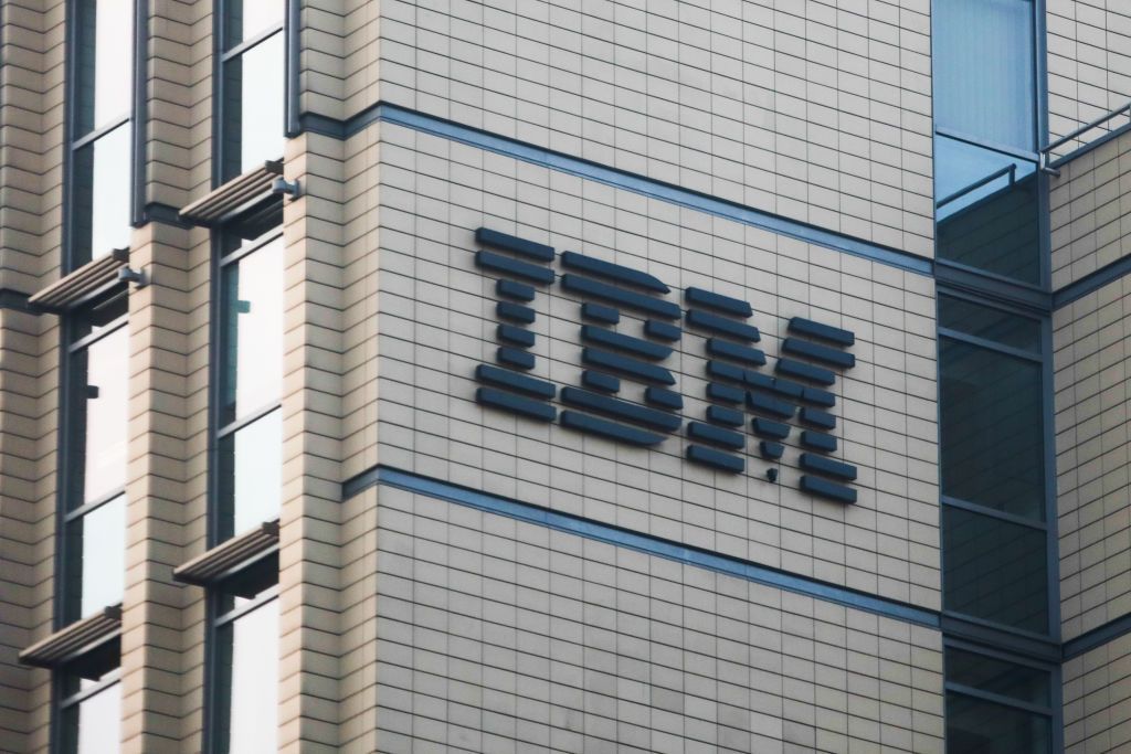 IBM enfrenta cancelamento de contratos federais devido a cortes relacionados ao DOGE. Reprodução: TechCrunch