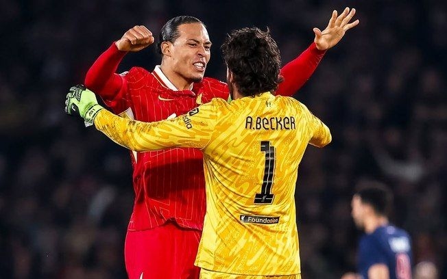 Virgil van Dijk e Alisson celebram a conquista do título com o Liverpool. Reprodução: IG Esporte