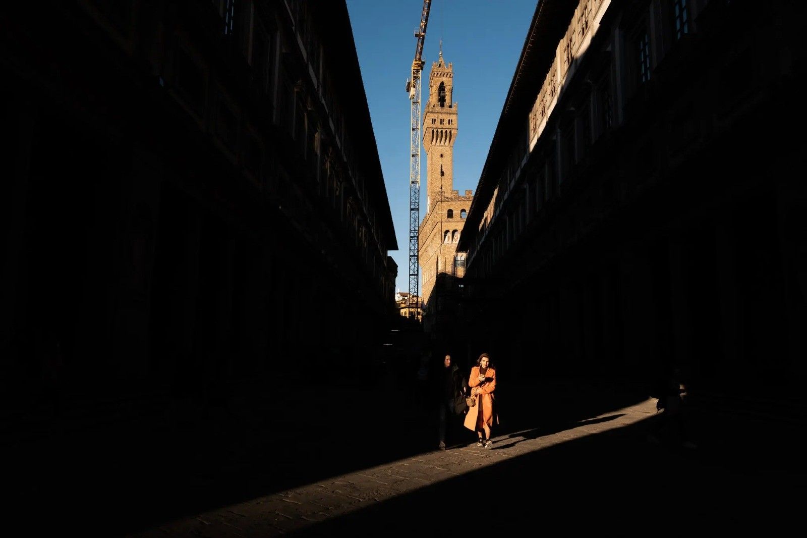 Guindaste que dominou a vista do Uffizi em Florença é desmontado após anos de protestos dos moradores. Reprodução: Globo