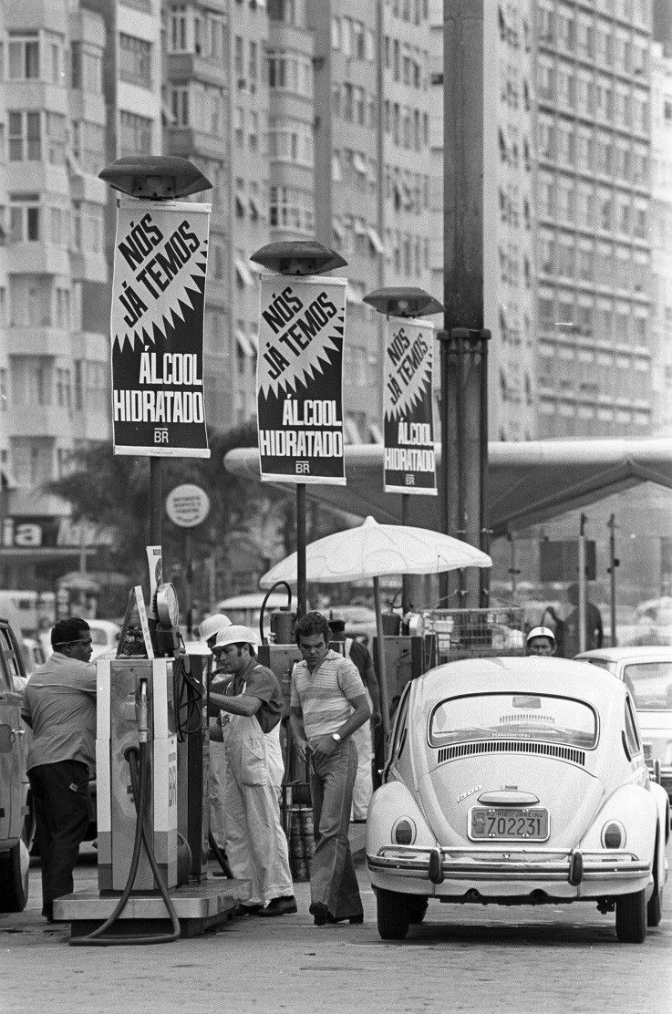 Imagem histórica de um posto de álcool no Rio de Janeiro, simbolizando o Proálcool, iniciado em 1975. Reprodução: Globo
