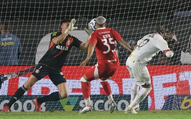 Neymar tentando marcar, mas bloqueado por Sergio Rochet. Reprodução: iG Esporte