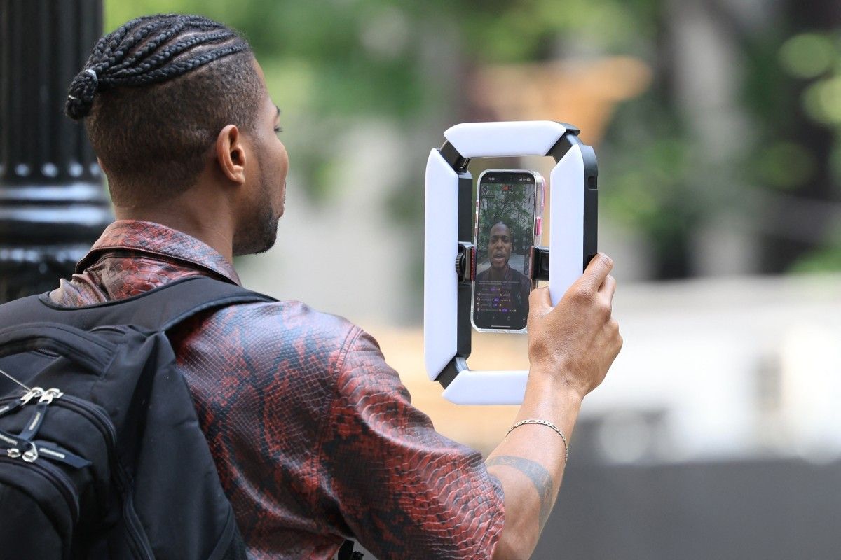 Influenciadores e jornalistas cobrem julgamento de Sean 'Diddy' Combs em frente ao tribunal de Manhattan. Reprodução: AFP