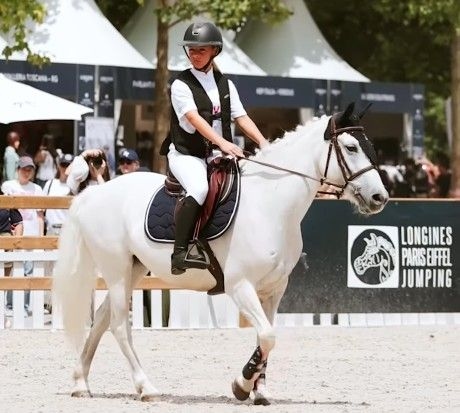 Giulia Sarkozy Bruni compete novamente em torneio na Torre Eiffel, com apoio da mãe, Carla Bruni. Reprodução: Globo