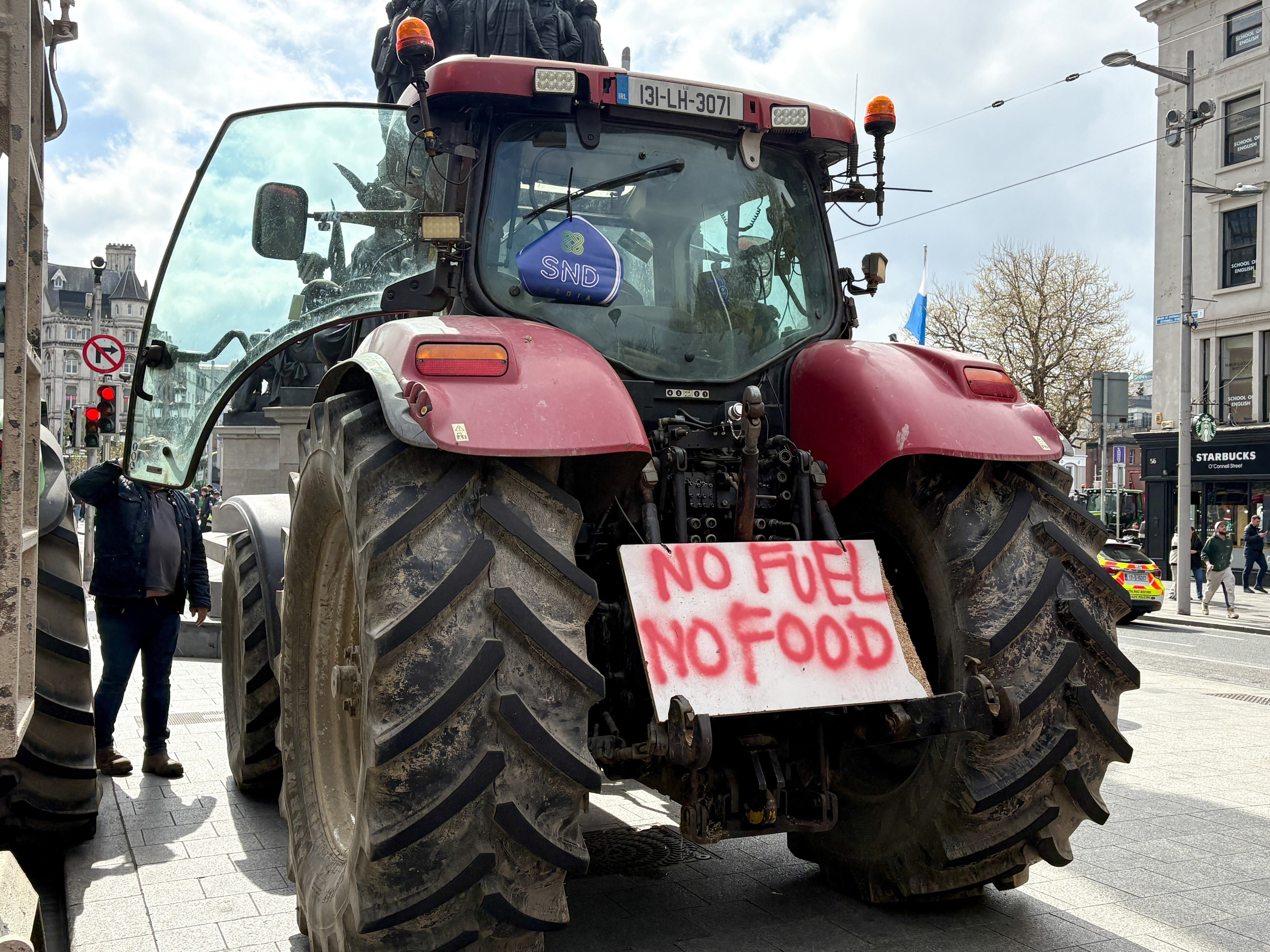 Protestos de agricultores e transportadores paralisam a Irlanda pelo terceiro dia por causa do combustível. Reprodução: Elpais