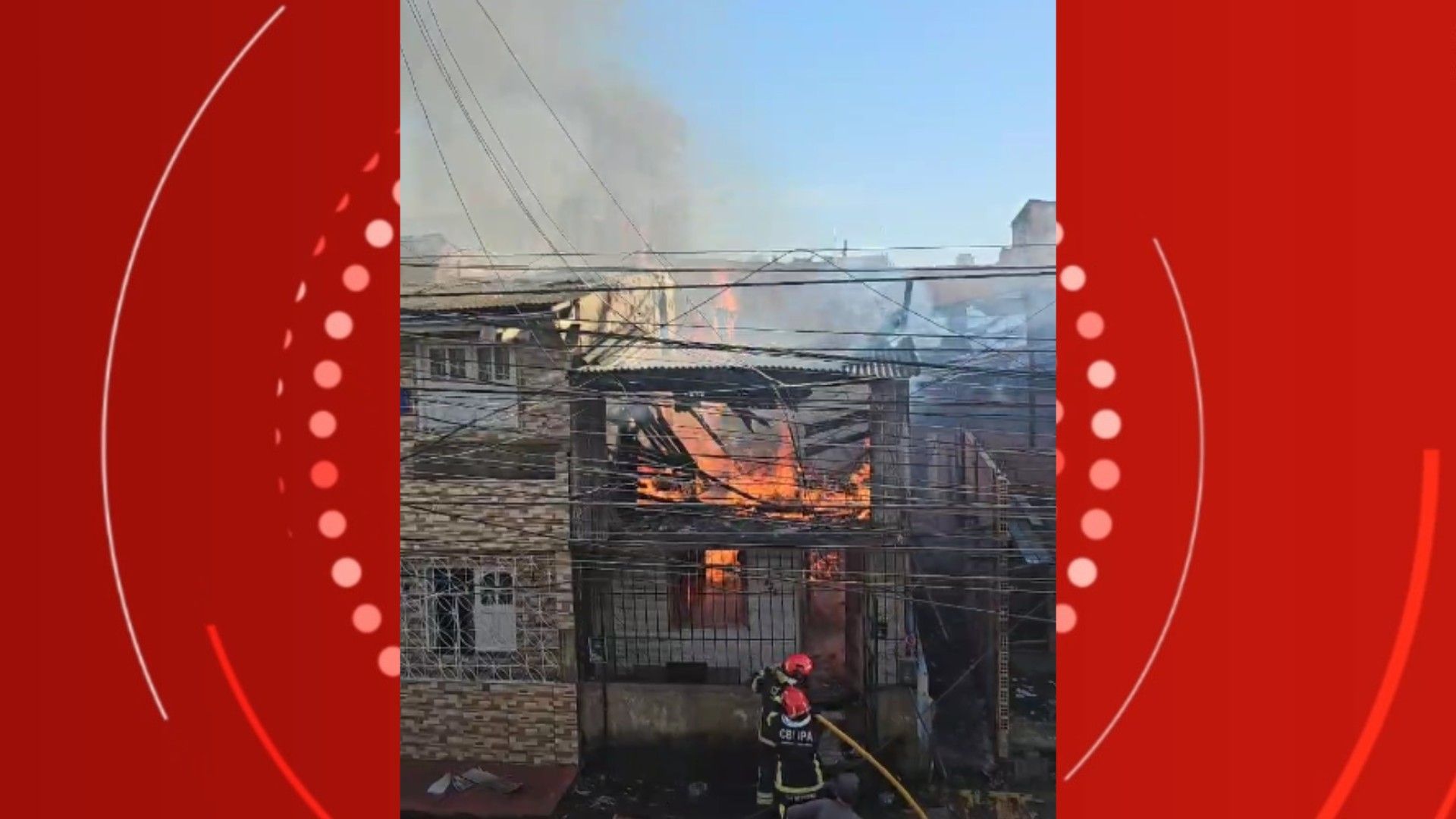 Incêndio destrói casa na passagem Santa Lúcia, em Belém, mas não houve feridos. Reprodução: Globo