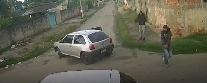 Câmera de segurança registra momento do assassinato do cabo Uillian de Oliveira em Guapimirim. Reprodução: Globo