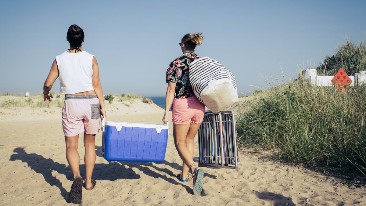 Carro para praia prático, ideal para transportar acessórios e aproveitar ao máximo as férias na praia. Reprodução: El País