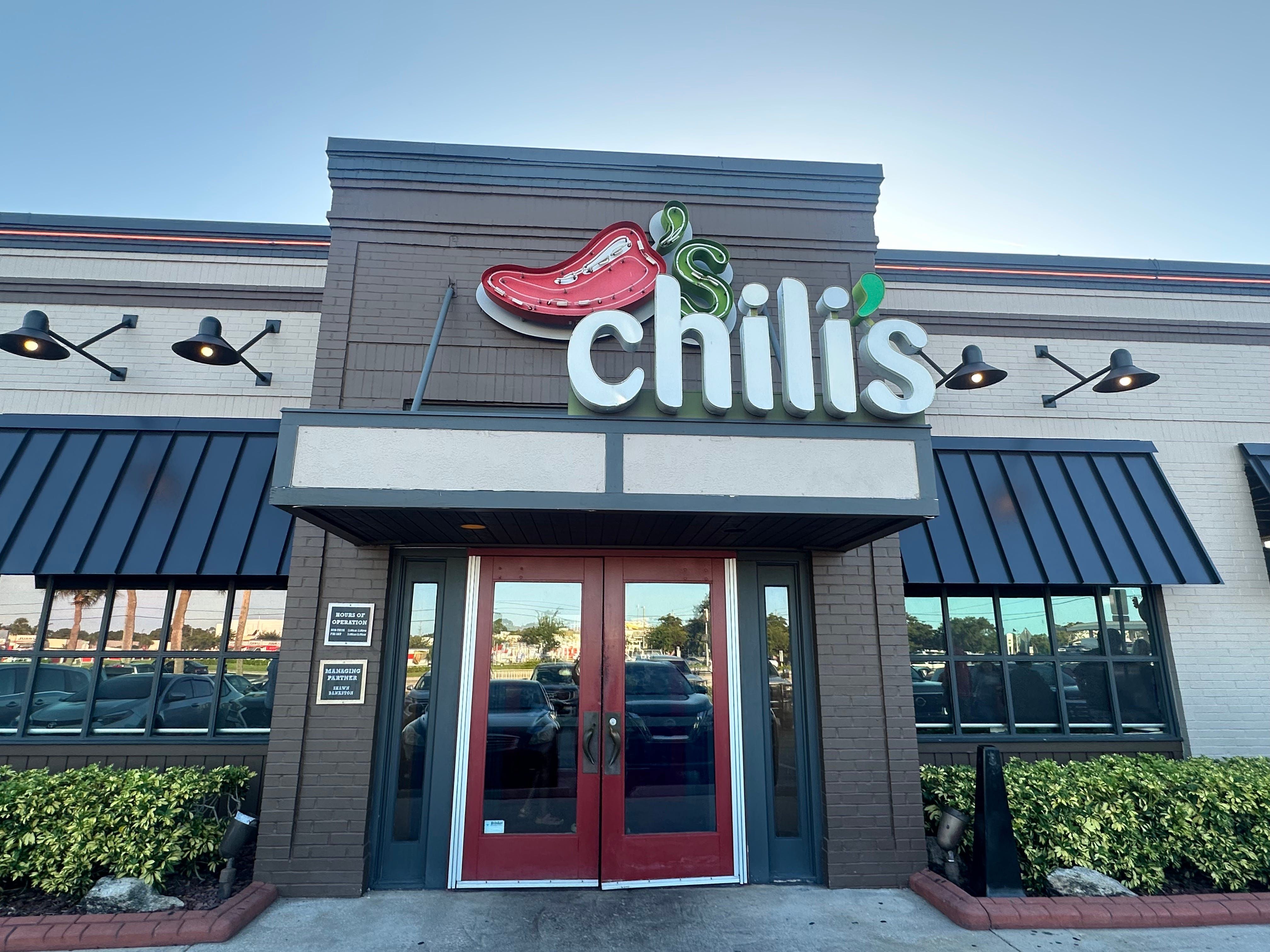 Família desfruta de jantar movimentado no Chili's, mas visitante não entende o alvoroço. Reprodução: Terri Peters