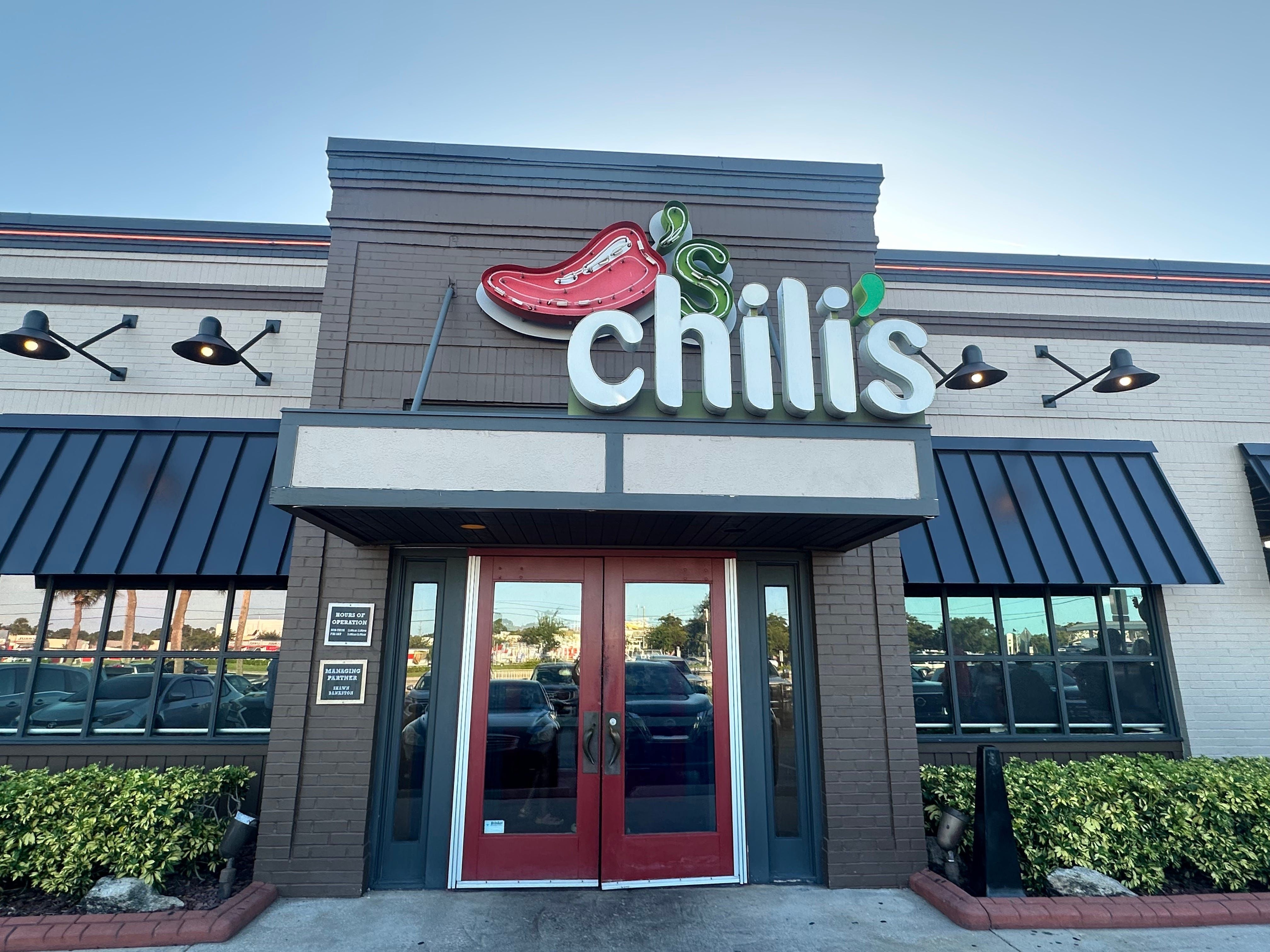 Família desfruta de jantar movimentado no Chili's, mas visitante não entende o alvoroço. Reprodução: Terri Peters