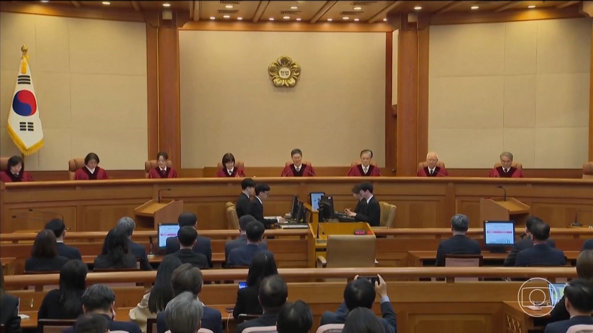 Lee Jae-myung, principal nome do Partido Democrata, se destaca em meio ao julgamento de Yoon Suk Yeol. Reprodução: Globo