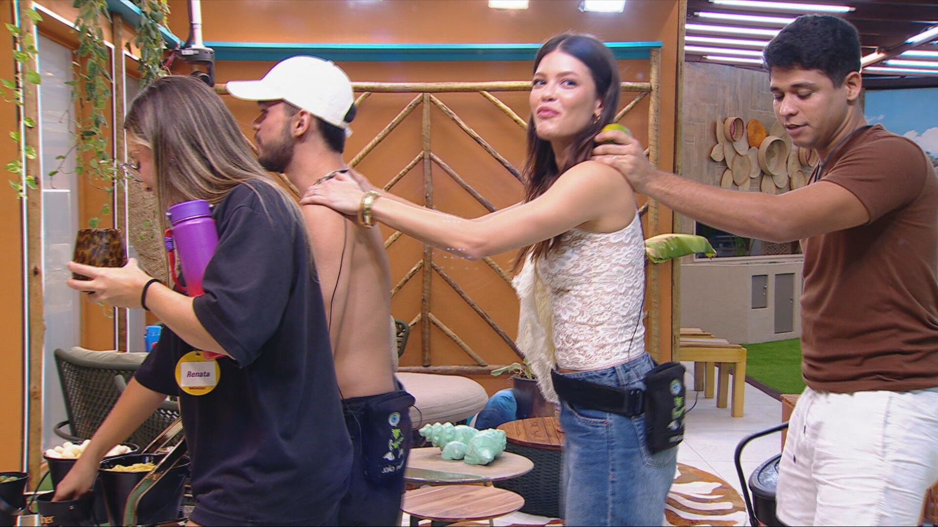 Participantes do BBB 25 celebram com bebidas e quitutes durante a madrugada. Reprodução: Globo