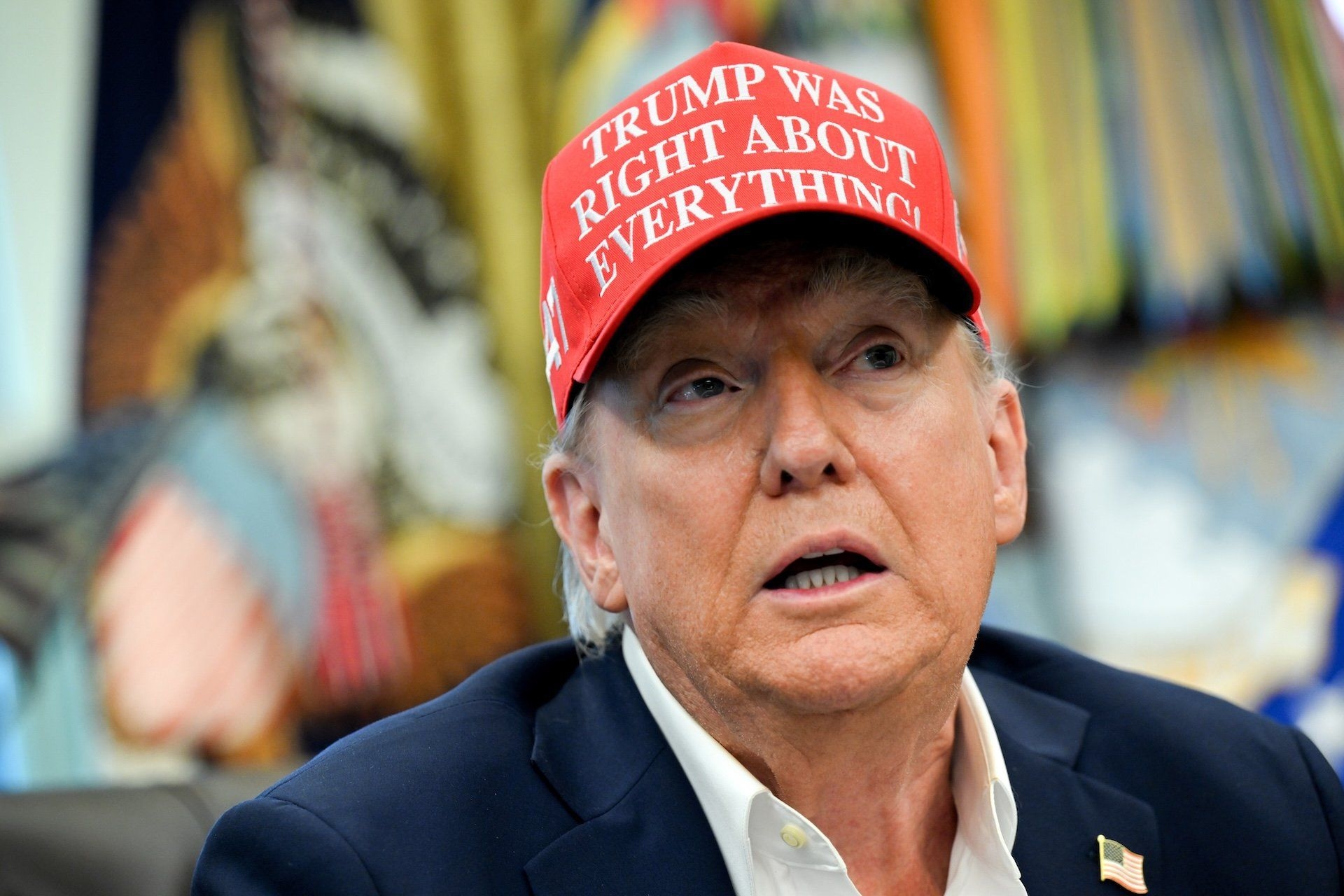 Donald Trump na Sala Oval; polêmica sobre IA assumir controle do governo federal. Legenda da imagem. Reprodução: Gizmodo