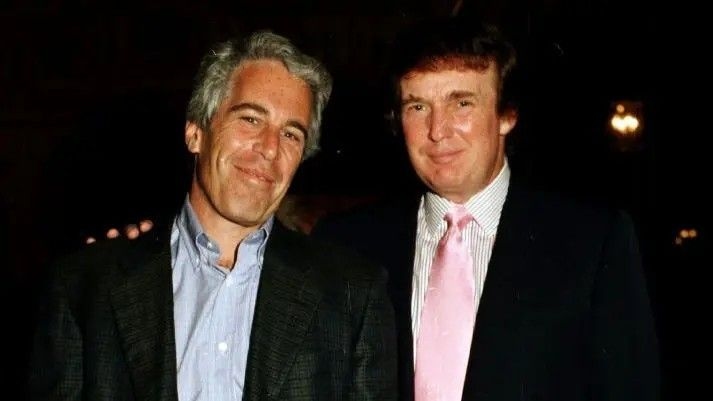Ghislaine Maxwell presta depoimento ao Departamento de Justiça dos EUA em meio a polêmicas envolvendo Donald Trump. Reprodução: Globo