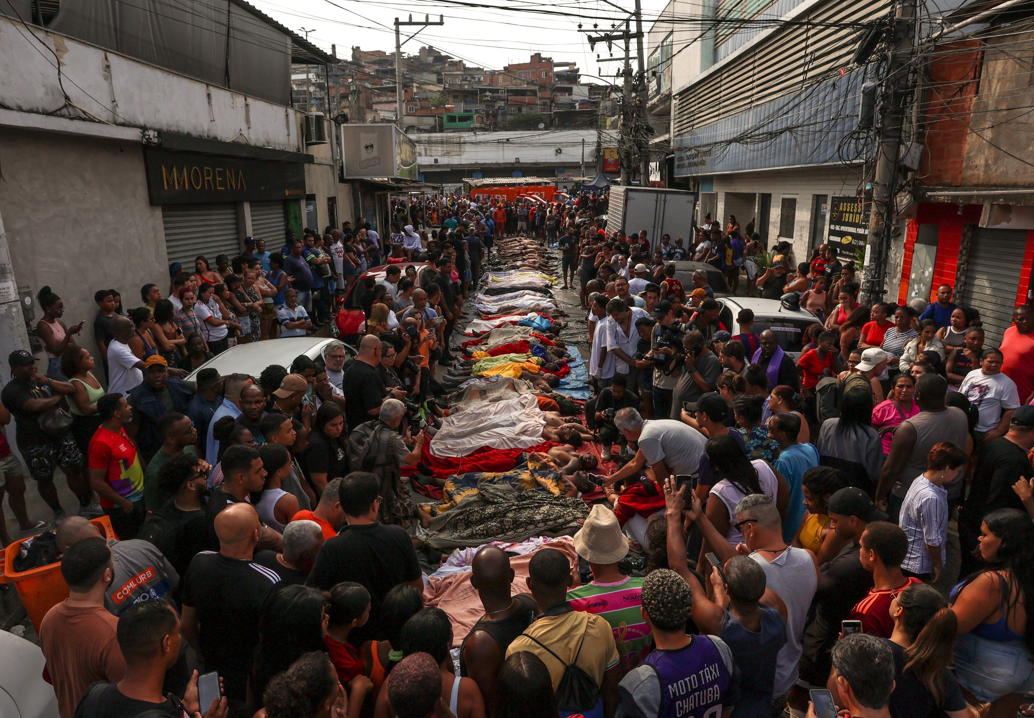 Corpos são deixados na praça da Vila Cruzeiro após a megaoperação no Rio. Legenda da imagem. Reprodução: Retorno do item 11