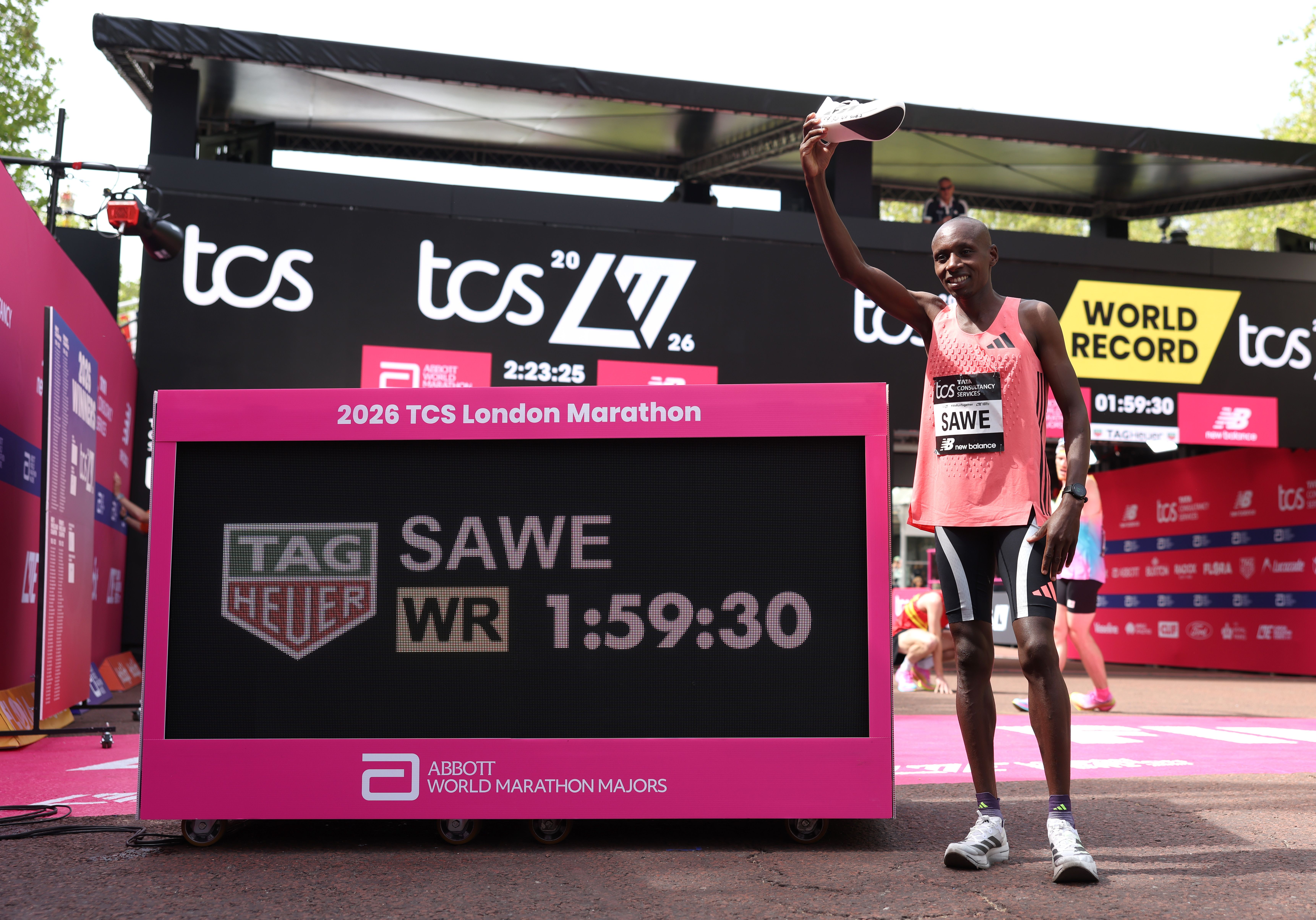 Sebastian Sawe celebra recorde mundial na Maratona de Londres 2026.