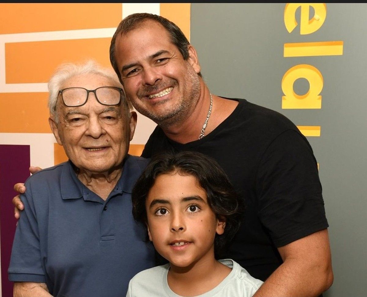 Othon Bastos faz rara aparição ao lado da família