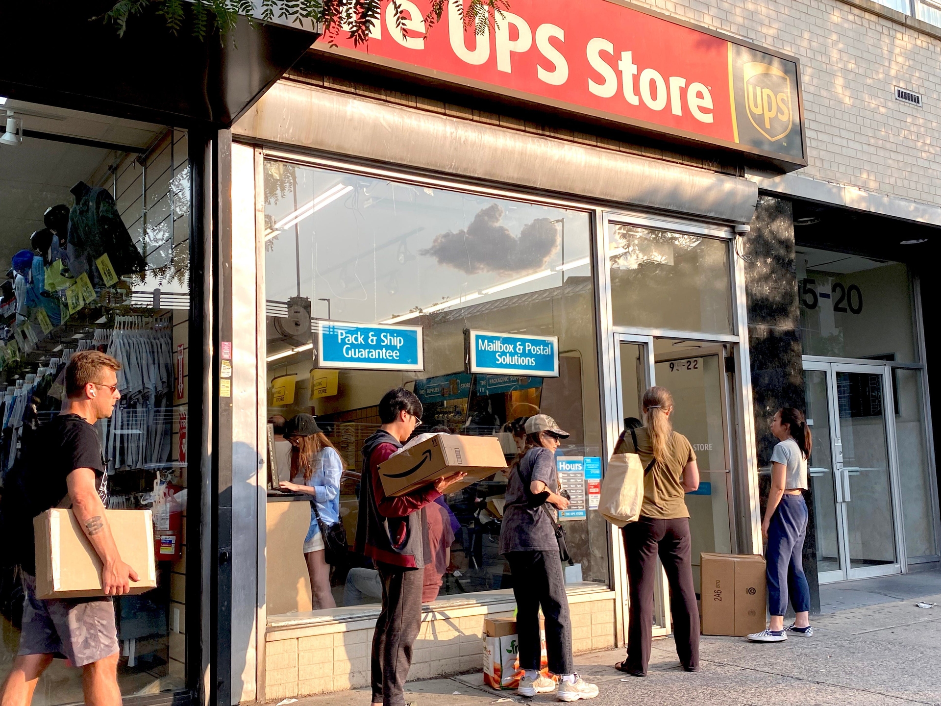 Frente da loja da UPS ilustra custos e complicações das tarifas sobre envios internacionais. Reprodução: Retorno do item 11