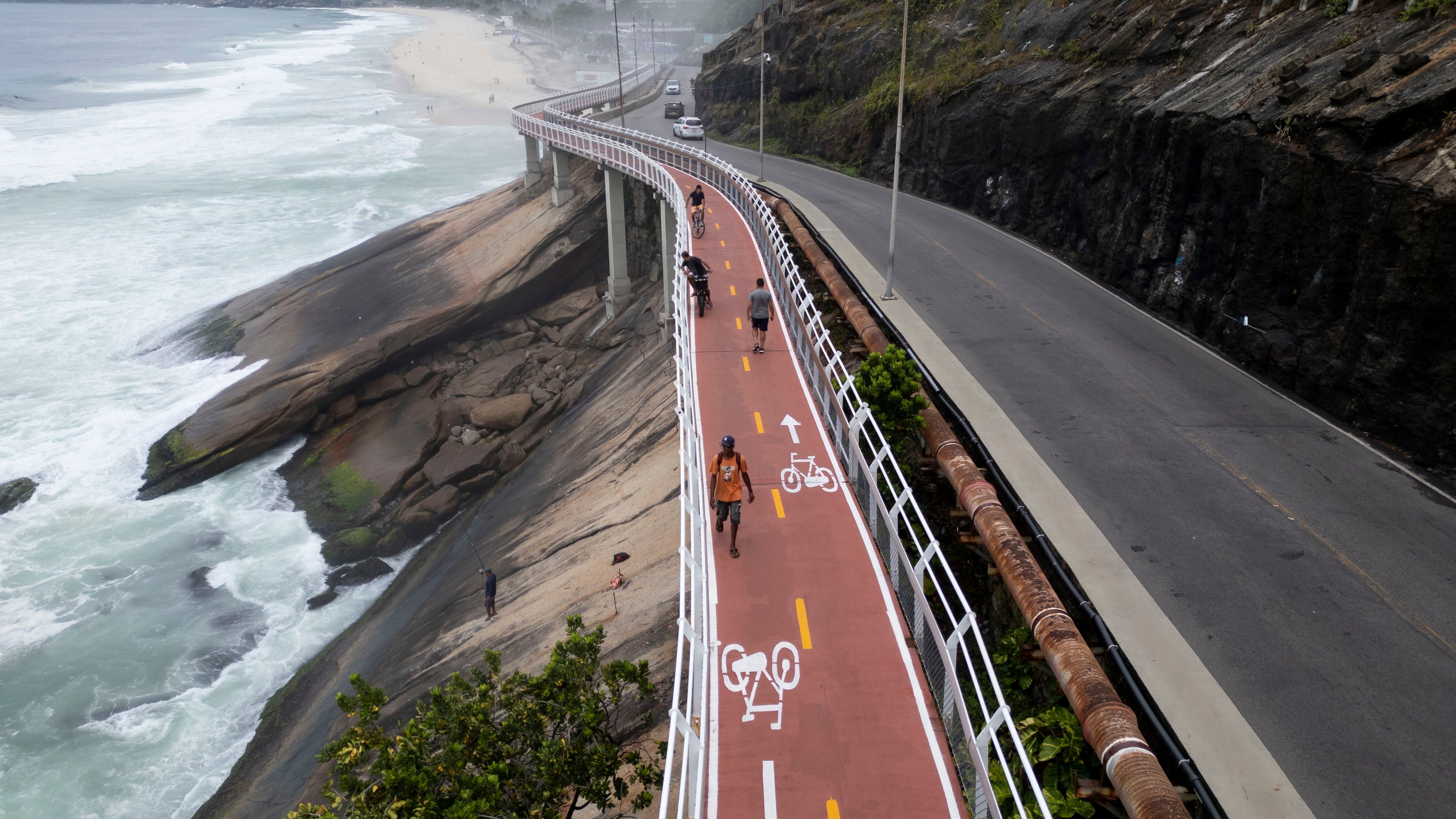 Homem cai entre via e Ciclovia Tim Maia após acidente na Niemeyer, Rio. Legenda da imagem. Reprodução: Retorno do item 11
