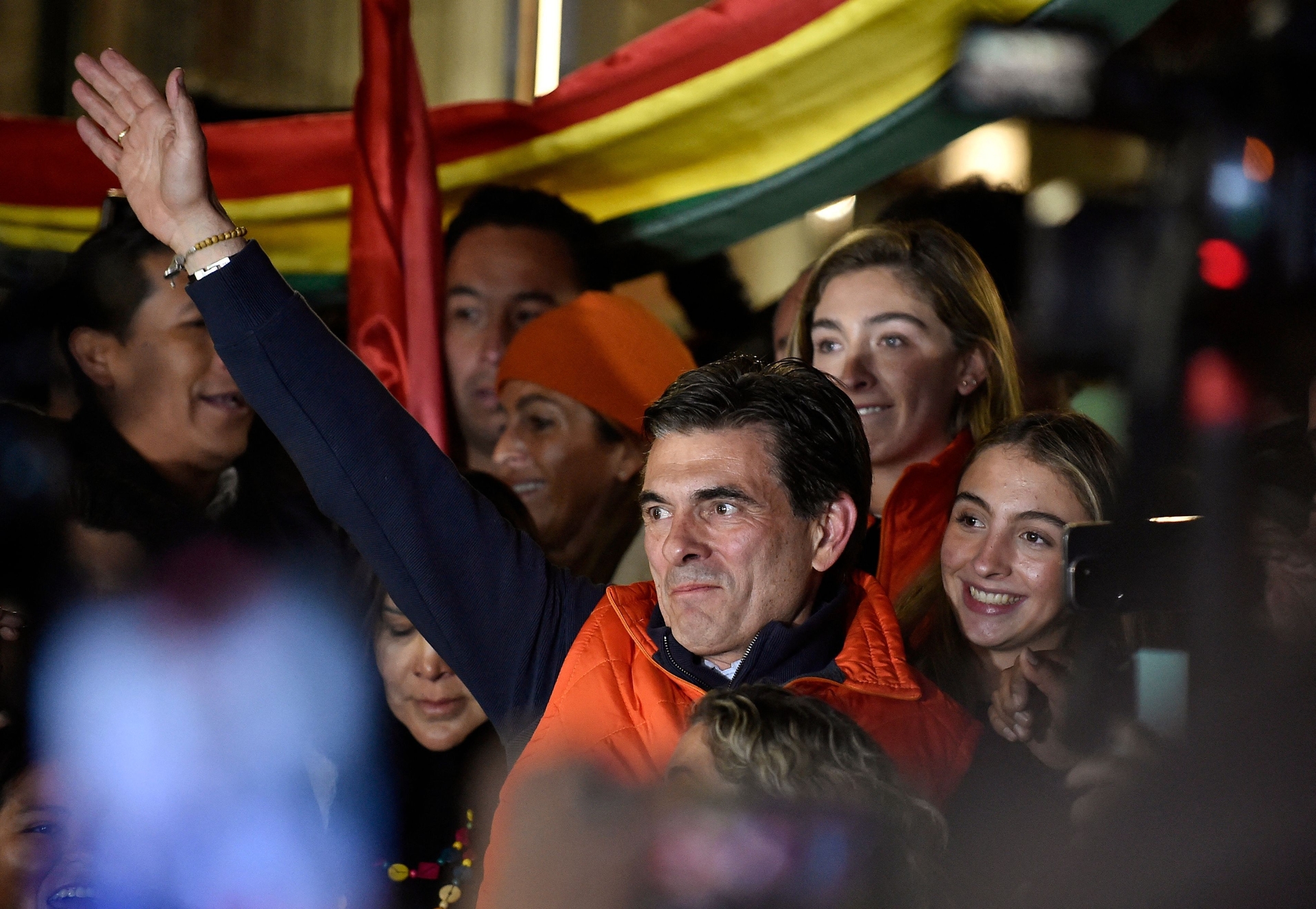 Rodrigo Paz Pereira, candidato à presidência da Bolívia, celebra resultados do primeiro turno das eleições. Reprodução: Globo