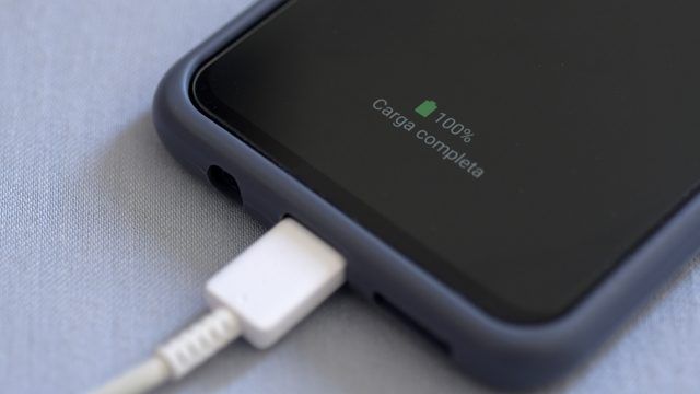 Perigos de deixar o celular carregando o dia todo