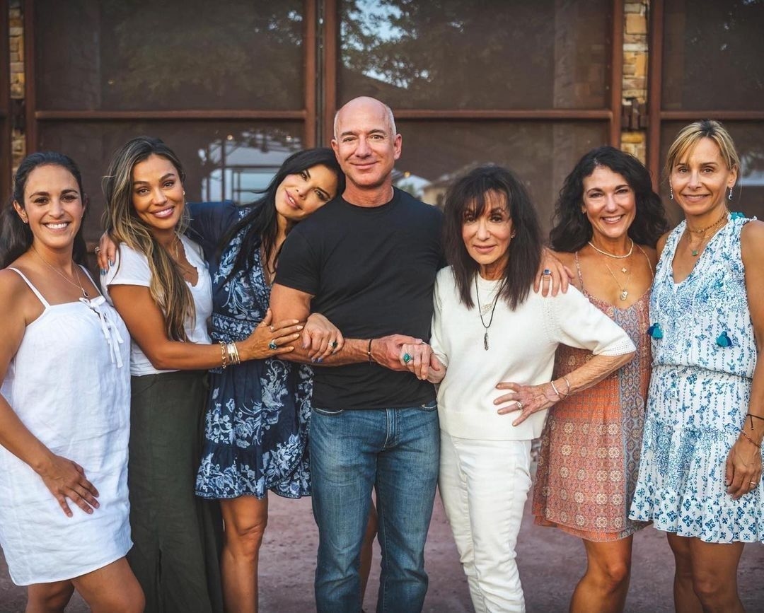 Jeff Bezos homenageia sua mãe, Jackie Bezos, após sua morte aos 78 anos. Legenda da imagem. Reprodução: Globo