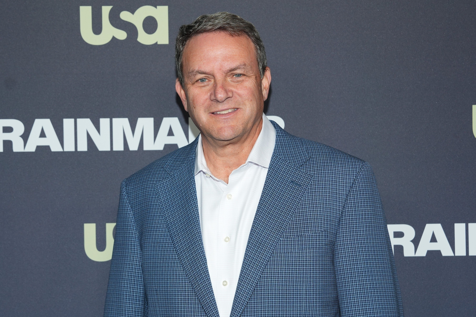 Mark Lazarus anuncia rebranding da MSNBC para MS NOW, visando autonomia e nova identidade.; Reprodução: Business Insider