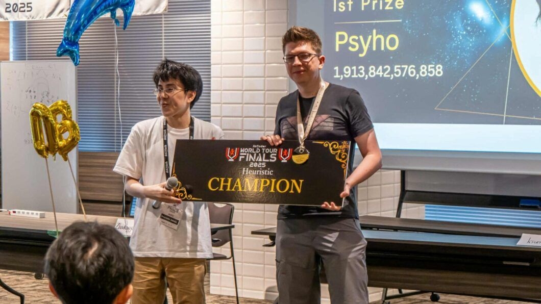 Przemysław Dębiak celebra vitória contra IA da OpenAI no AtCoder World Tour Finals 2025. Reprodução: Ars Technica