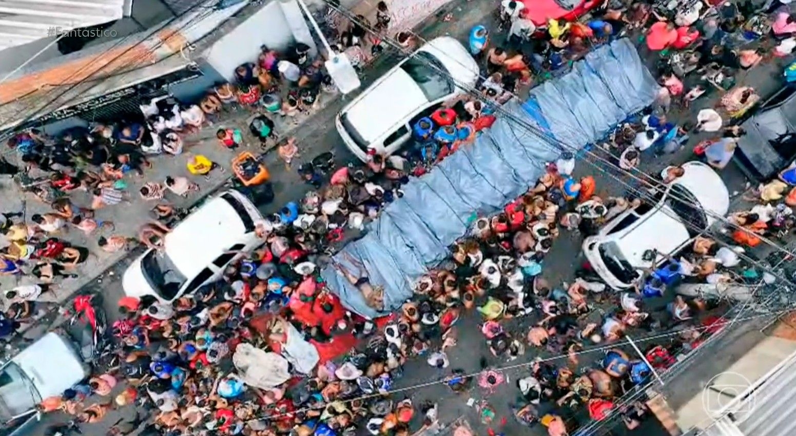 Criminosos fortemente armados aguardam a polícia no topo do morro durante megaoperação no Rio. Legenda da imagem. Reprodução: Retorno do item 11